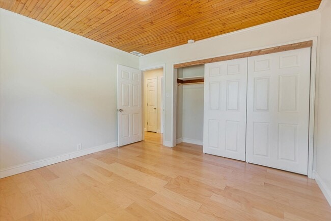 Building Photo - Family Home and In-Law Unit for Rent