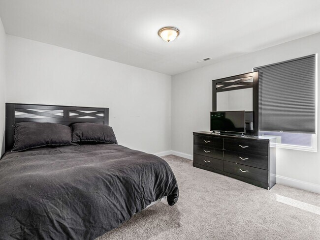 Building Photo - Towne Pointe Community