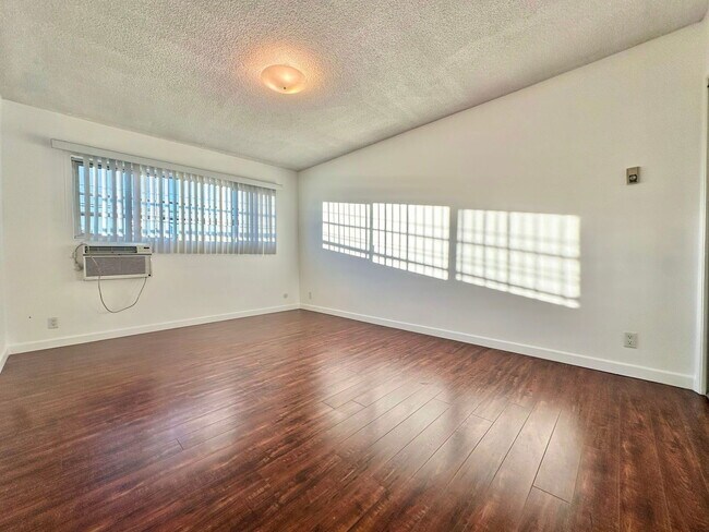 Building Photo - 919 N Alfred St