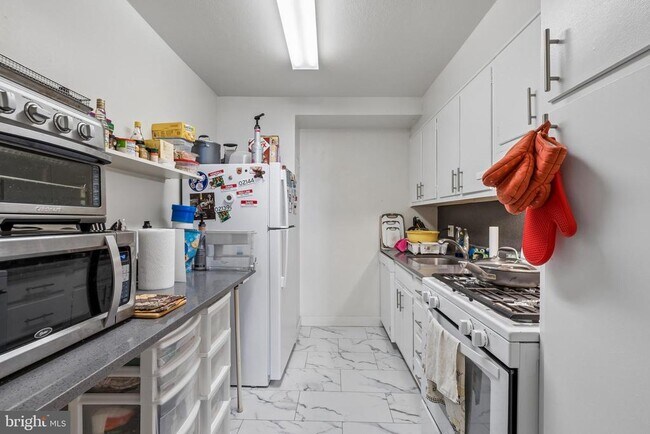 Building Photo - 604 S Washington Square