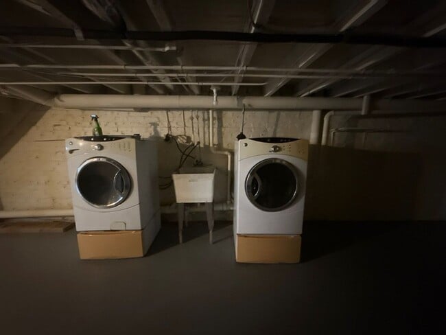 Building Photo - 2 Bedroom Home