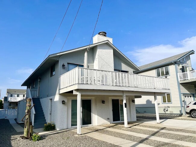 Building Photo - Renovated Home - Sleeps 6 - Winter Rental Only