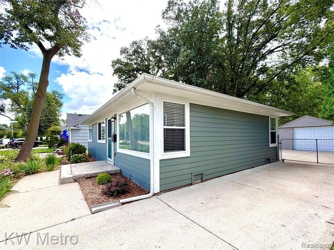 Building Photo - 15925 W 14 Mile Rd
