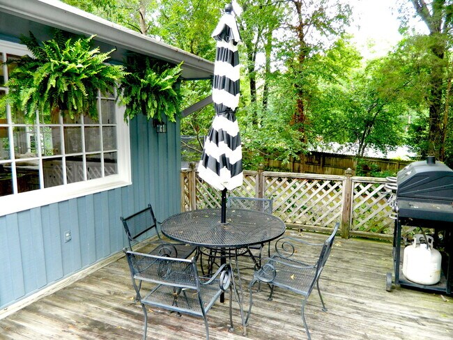 Building Photo - 744 McClure Dr