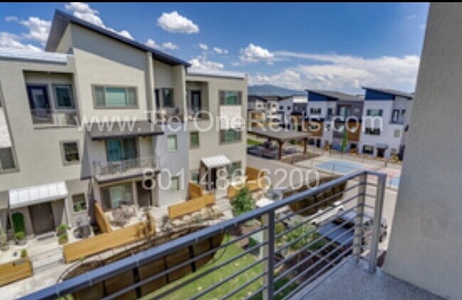 Building Photo - NO DEPOSIT option available for qualified renters!