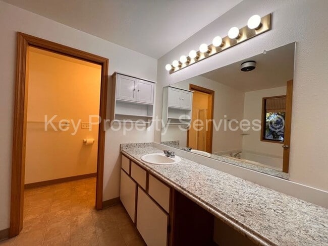 Building Photo - Updated Condo in Hazel Dell