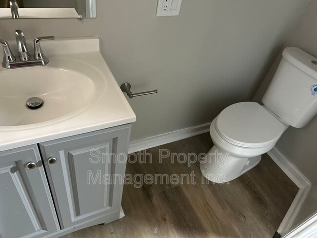 Building Photo - 191 E Oakfield Rd