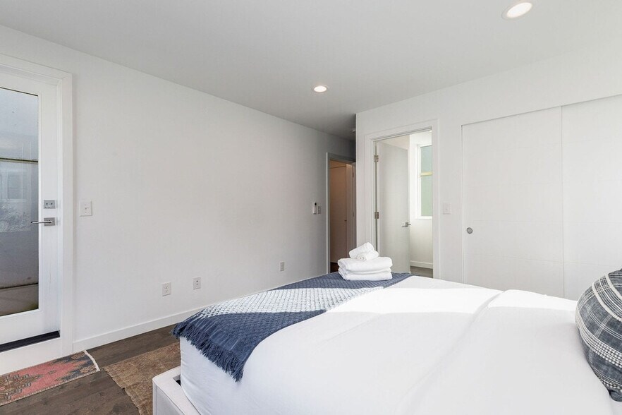 Building Photo - 762 Belmont Pl E