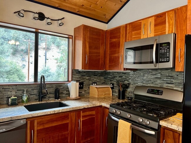 Building Photo - Cozy 3-Bed 2-Bath Cabin-Style Home Nestled...