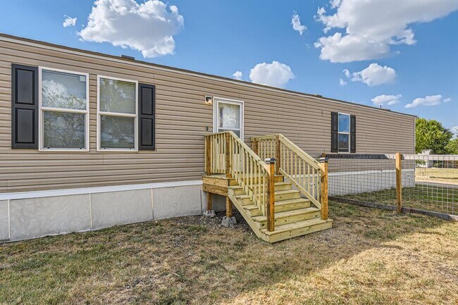 Building Photo - 517 Crossroads Dr
