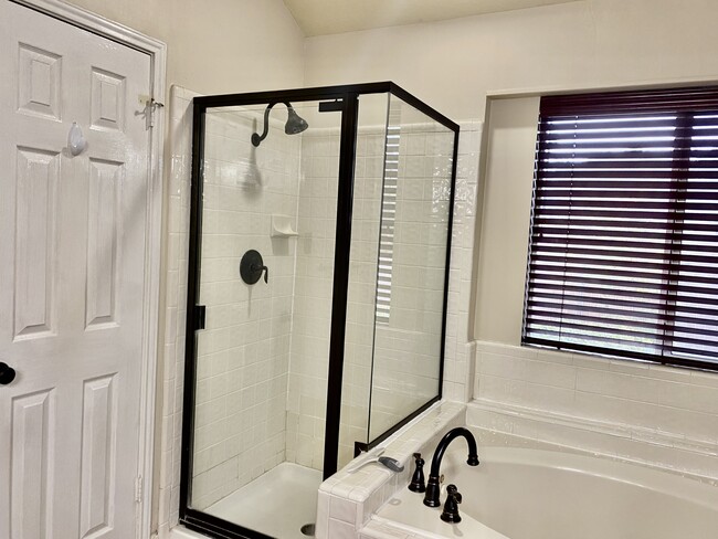 Master bathroom - 12906 Legend Field Dr