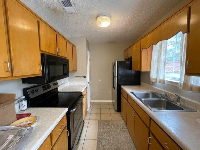 Building Photo - 487 Woodlawn Rd