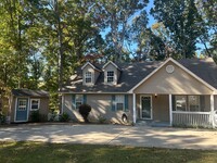 Building Photo - Charming 3-Bedroom Home Near Lake Lanier!