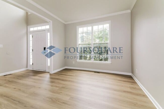 Building Photo - Spacious 4-Bed Home with Double-Height Cei...