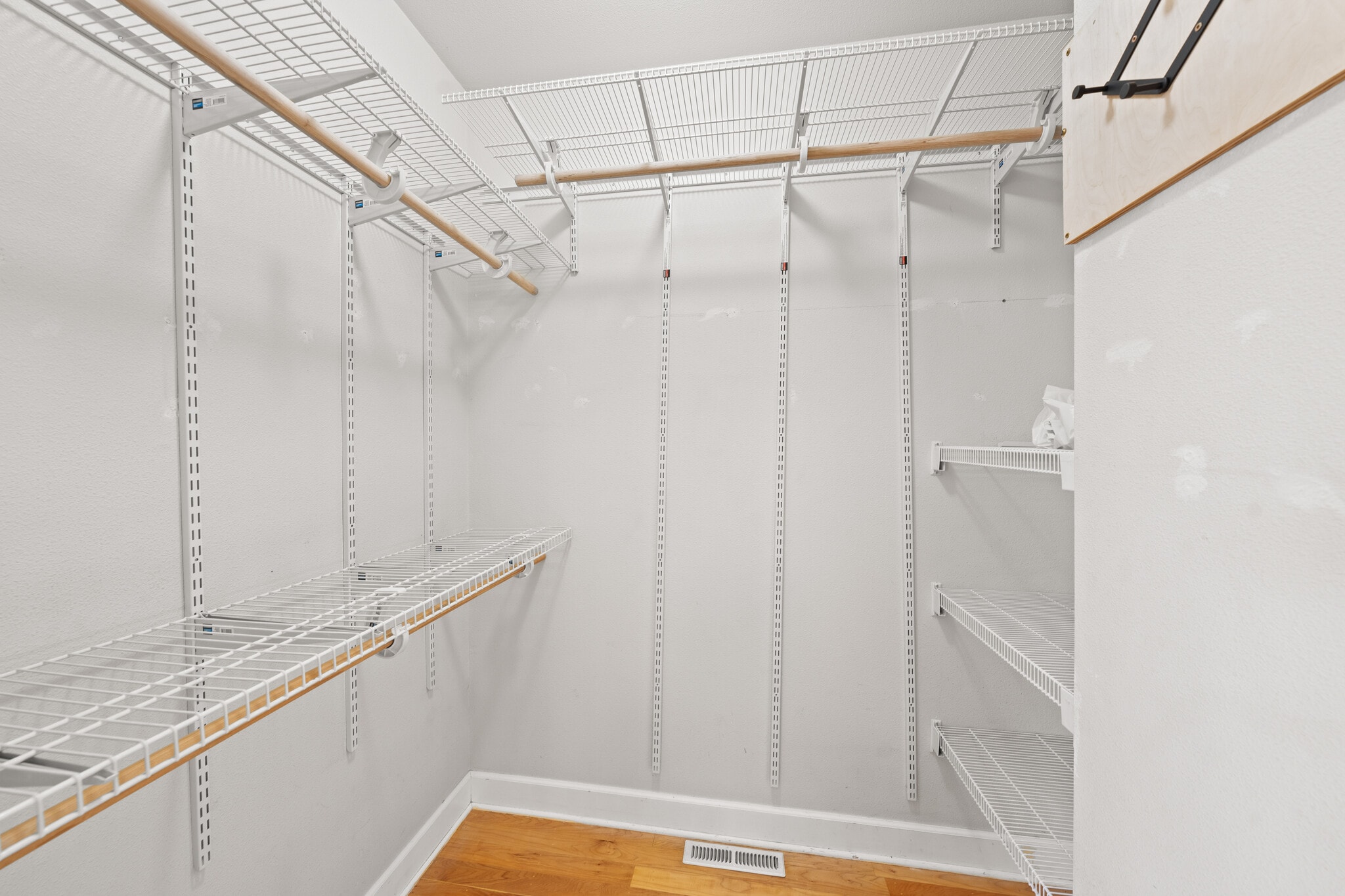 Building Photo - 2275 NE Nuttail Ct