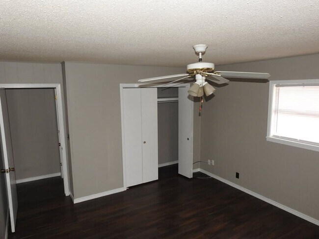 Building Photo - Move-in Ready!  3-Bed, 2-Bath Farmington Home.  Fenced-in backyard + 2x Car Garage