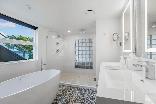 Building Photo - Leschi Waterfront Home