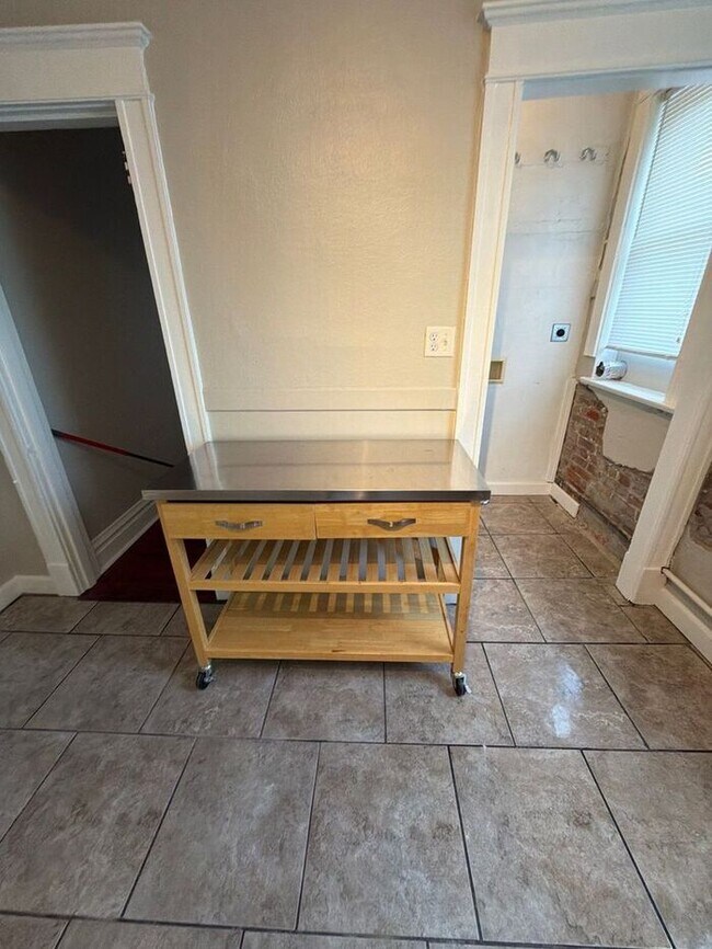 Building Photo - 2 bed/1 bath upper unit