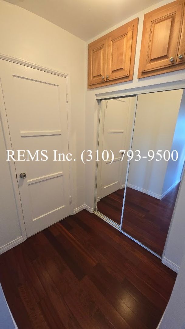 Building Photo - Refurbished Upstairs Apartment with Garage parking