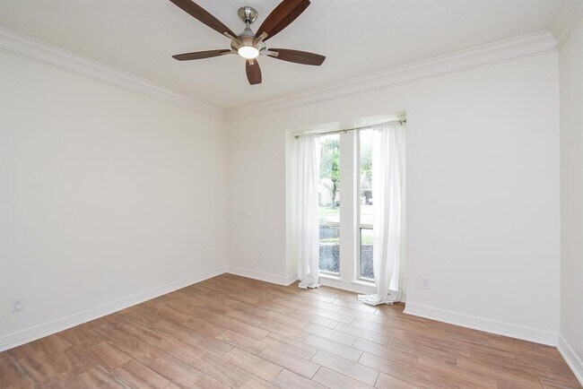 Building Photo - 807 Herdsman Dr