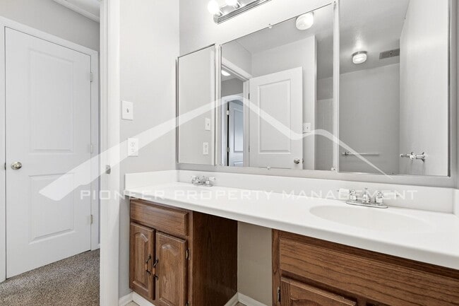 Building Photo - Spacious Home with 2 Car Garage and Centra...