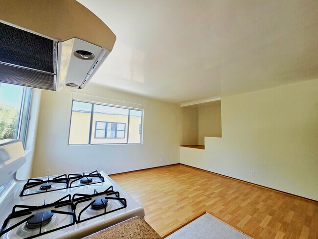Building Photo - 2256 S Carmelina Ave