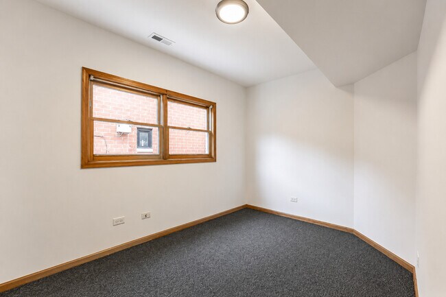 Building Photo - 1343 N Leavitt St
