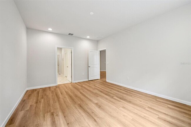 Building Photo - 536 E Beresford Ave