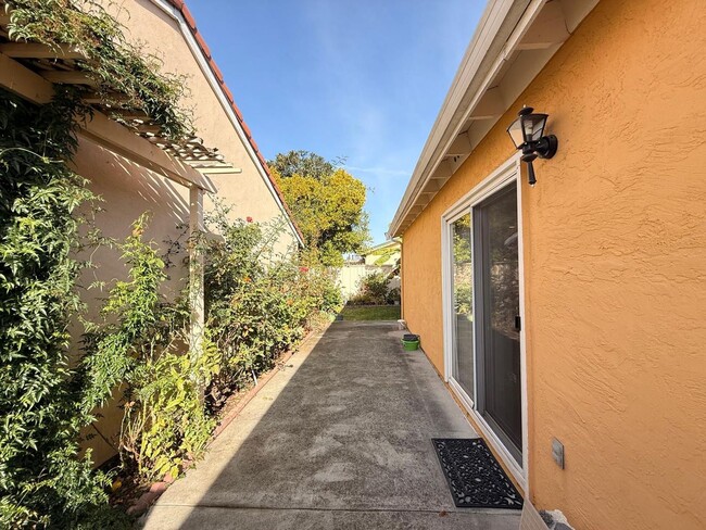 Building Photo - Bright & Spacious 3 Bedroom, 2 Bath Home in Fremont — Solar Included!