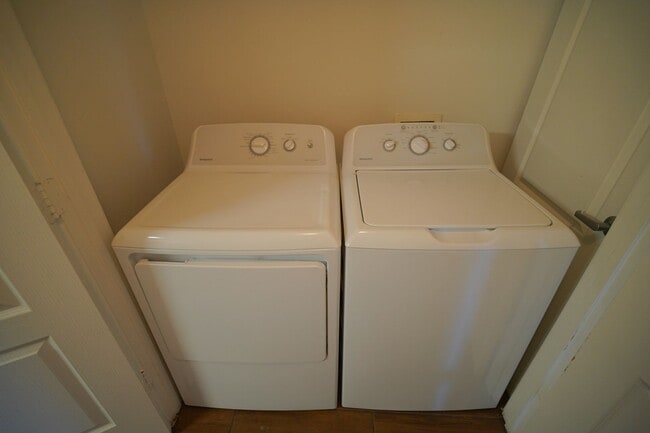 Building Photo - 3 Bed / 3 Bath Condo in Gated Community