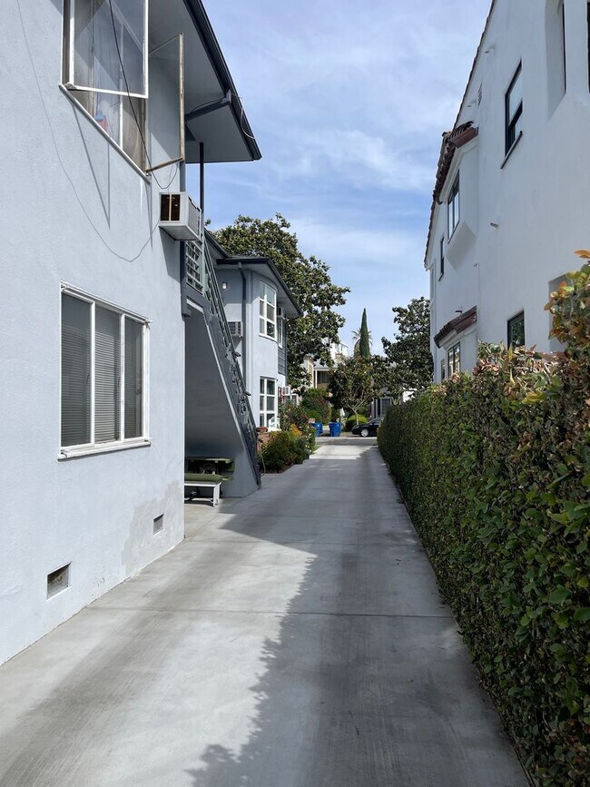 Building Photo - 1059-1059 S Genesee Ave