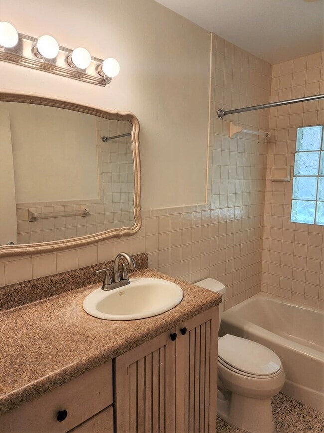 Building Photo - 3 Bedroom 2 Bath Spacious Home in Holiday Park