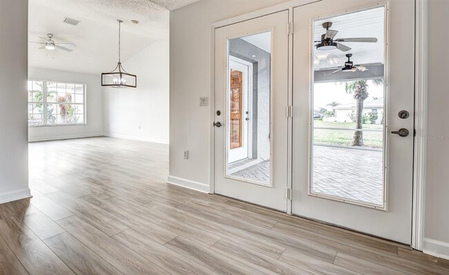 Building Photo - 12 Brentwood Ln