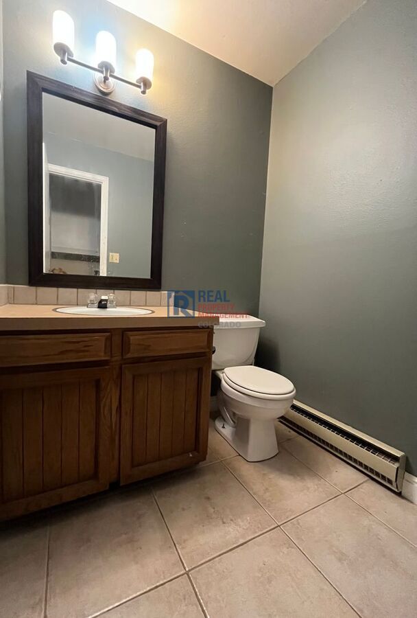 Building Photo - 3207 Camelot Dr