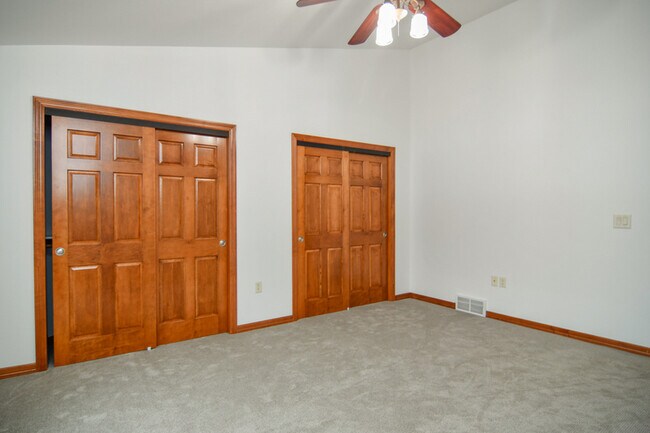 Building Photo - 160 E River Dr