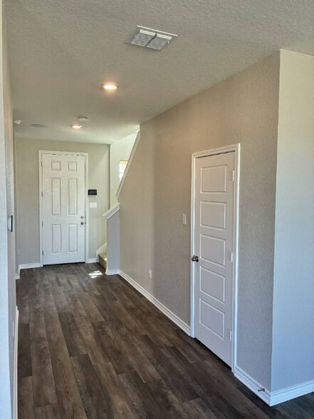 Building Photo - 104 Bass Ln