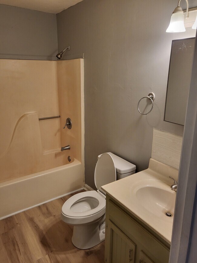 Full bath - 4905 Stratford Ln