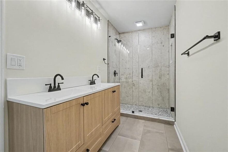 Building Photo - 8541 Birch Hollow Dr