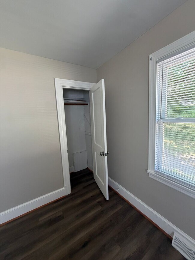 Building Photo - 2 Bed 1 Bath Home