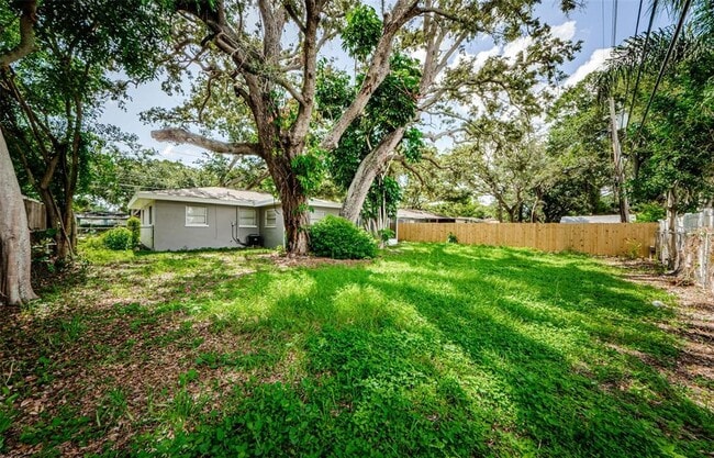 Building Photo - 1310 Robin Hood Ln