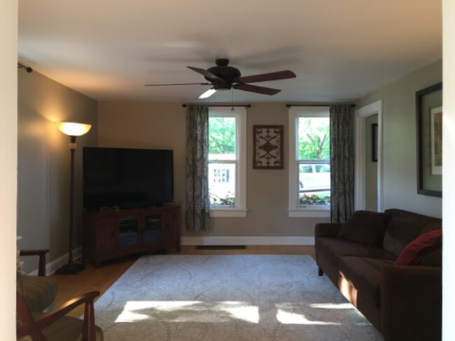 Building Photo - 634 E 5th Ave