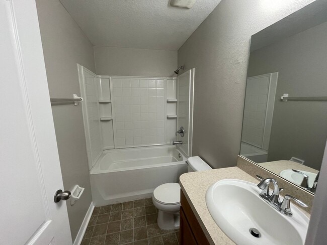 Building Photo - Beautiful End-Unit Townhome in Gated Eilan...