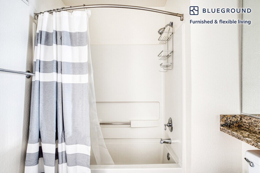 Building Photo - 1220 N Fair Oaks Ave