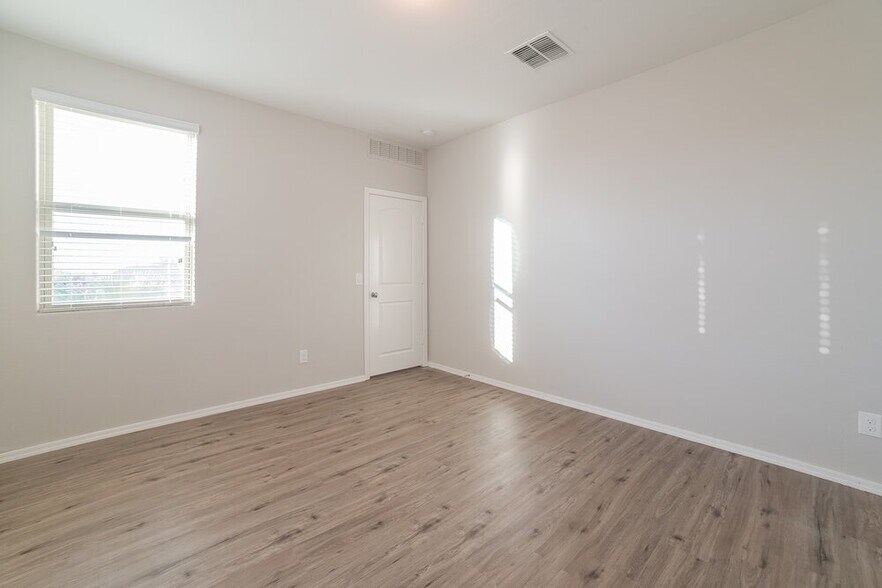 Building Photo - 30242 W Earll Dr