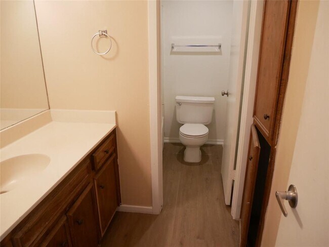 Building Photo - 2005 Old W Pl