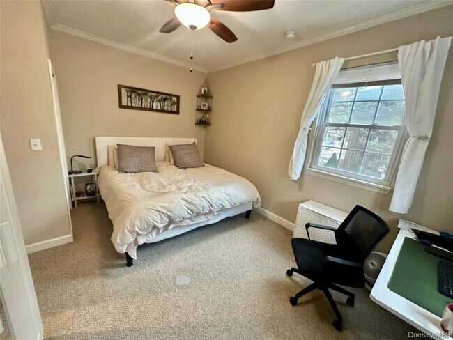 Building Photo - 231 Manorhaven Blvd