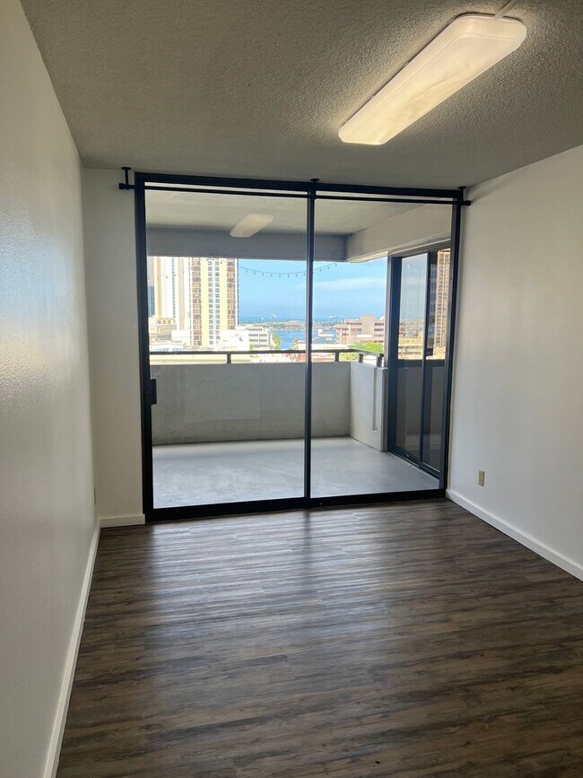 Building Photo - Kukui Plaza - 3 Bedroom 2 Bath 1 Parking
