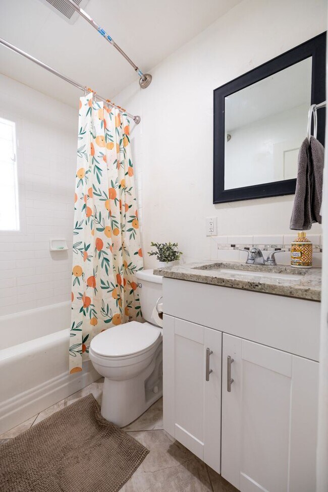 Building Photo - Don't miss your chance on this Marana gem!...