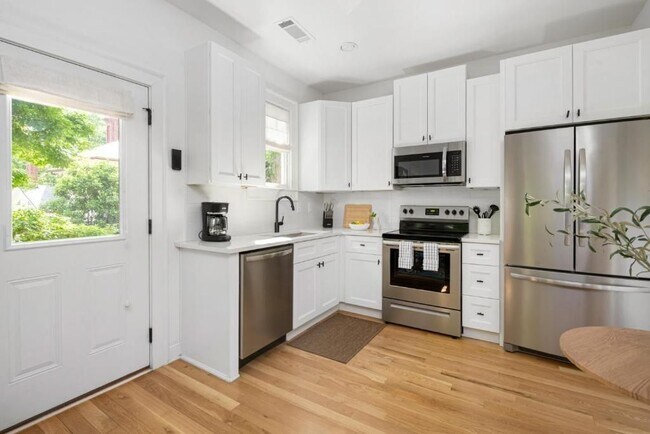 Building Photo - 1054 Euclid Ave NE