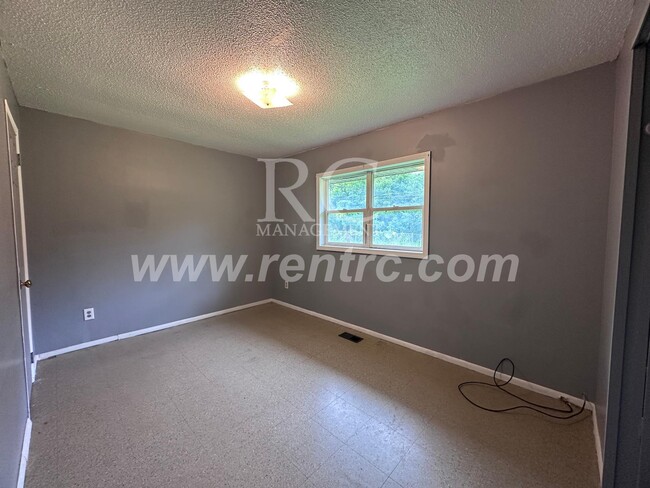 Building Photo - 1007 Shasta-